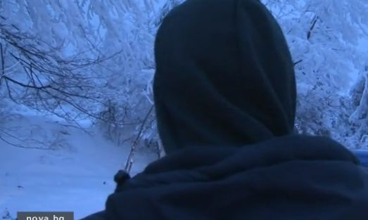 Първи СНИМКИ на закъсалите в преспите младежи! Искали да видят паметника Шипка по тъмна доба