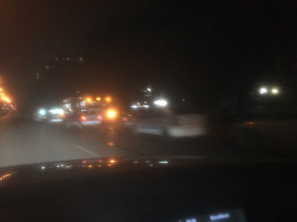 Първо в БЛИЦ! Бесен екшън в центъра на София, седем патрулки заградиха автобус, хората са в паника (СНИМКИ)