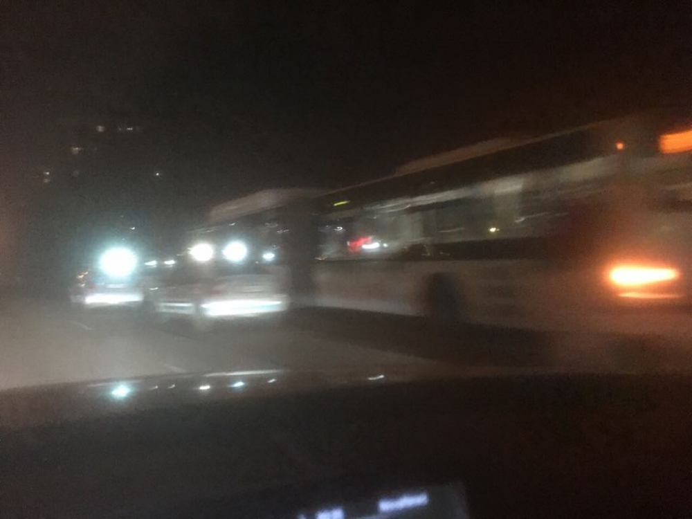 Първо в БЛИЦ! Бесен екшън в центъра на София, седем патрулки заградиха автобус, хората са в паника (СНИМКИ)