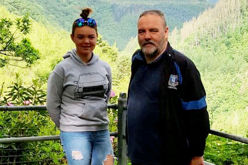 Баща заведе дъщеря си да посетят болната му майка, а полицаите го....тръшнаха и му щракнаха белезници. Вижте защо (СНИМКИ)  