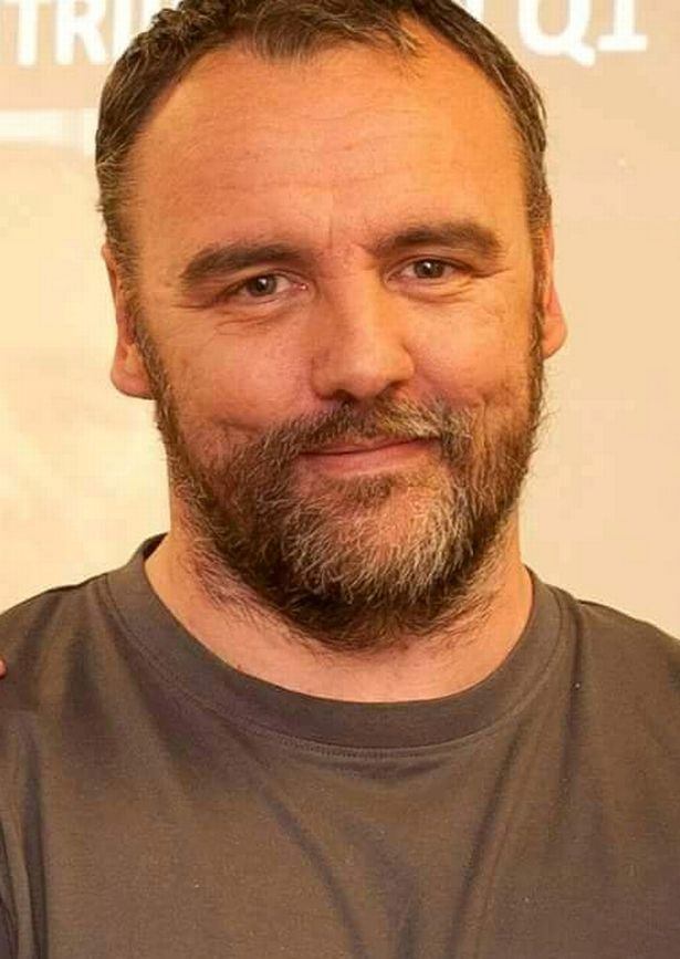 Баща заведе дъщеря си да посетят болната му майка, а полицаите го....тръшнаха и му щракнаха белезници. Вижте защо (СНИМКИ)  