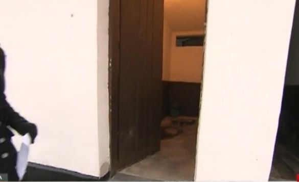 В 21-ви век български ученици притичват по нужда до външна тоалетна