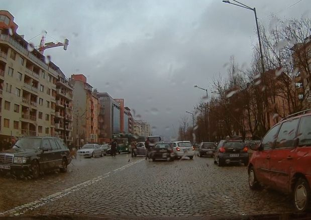 Първи СНИМКИ от автомелето на бул. „Цар Борис III“ 