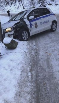 Патрулка удари "Ауди" отзад, катаджии глобиха шофьора му за "несъобразено бавна скорост" (СНИМКИ)