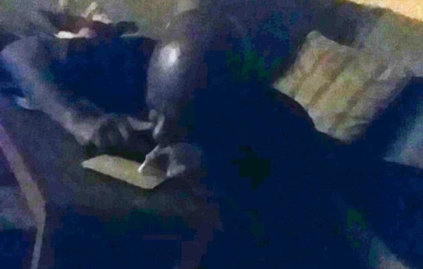 Пълен потрес! Запечатаха на ВИДЕО 18+ как свещеник радостно шмърка кокаин и гледа порно (СНИМКИ 18+)