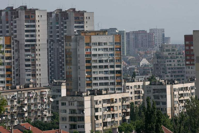Важно за собствениците: Купуваме земята под панелката за хилядарка, може и на изплащане