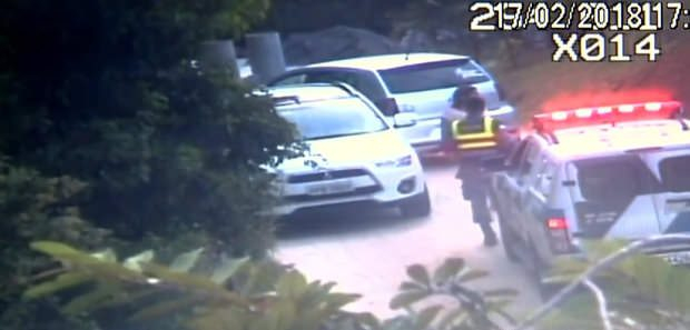 Полицаи заловиха гола 46-годишна банкерка да прави минет на плачещо от страстта ѝ 13-годишно момче (СНИМКИ)