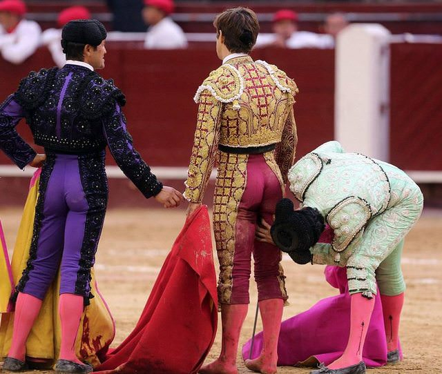 Разярен бик набоде брутално знаменит матадор в задника, остави му 15-сантиметрова дупка (СНИМКИ/ВИДЕО 18+) 