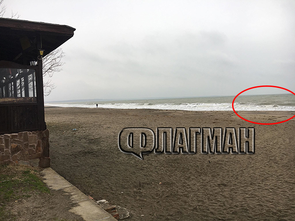 Труп изплува от морето край култовото бургаско заведение "Тропикана"! Драмата е започнала още в 5 сутринта (СНИМКА)