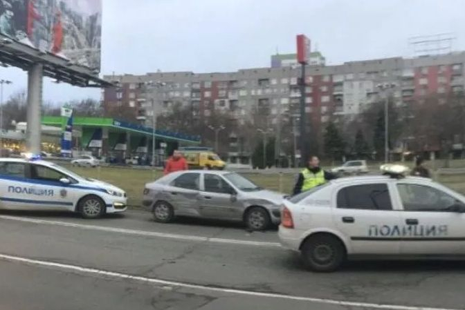 Бургаски шофьор опита да се измъкне от преследващата го патрулка и направи куп поразии (СНИМКИ)