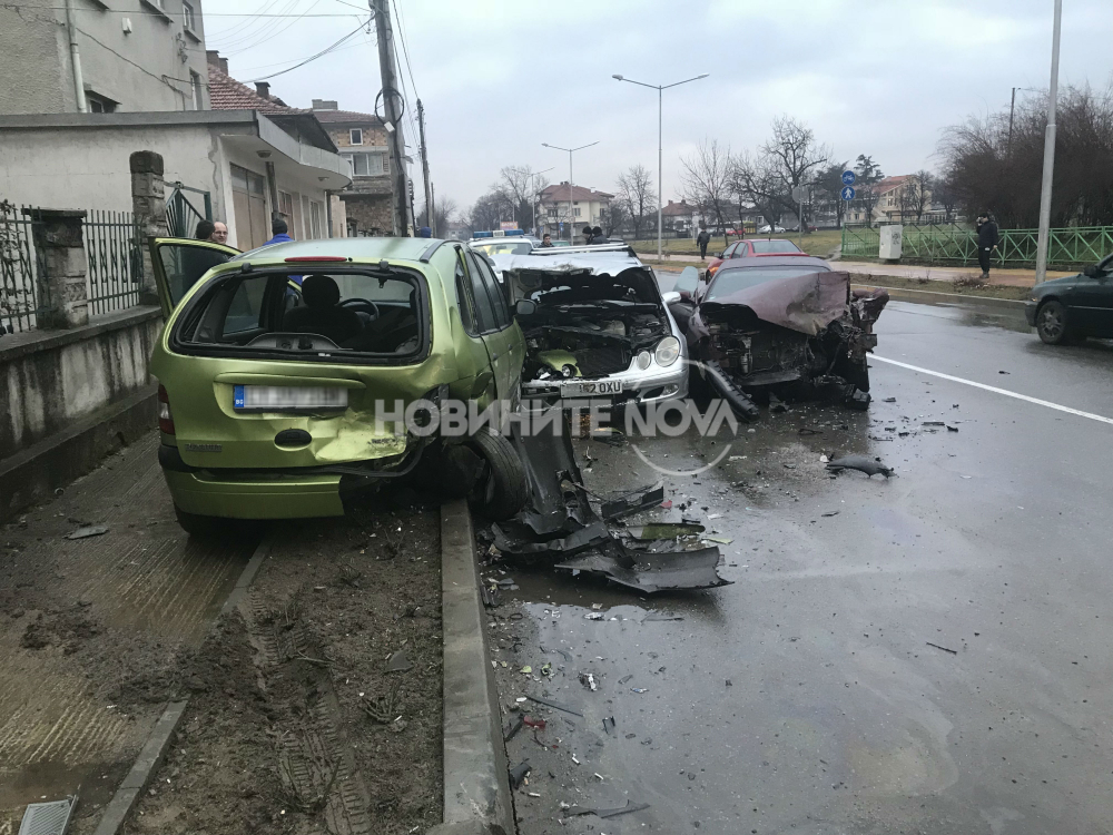 Хлапак сътвори зрелищно меле пред казанлъшка детска градина, на косъм се размина без жертви (СНИМКИ)