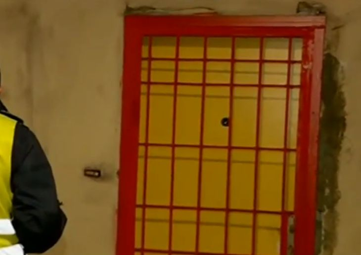 Това е вратата към апартамента на ужасите в "Люлин", а вътре...