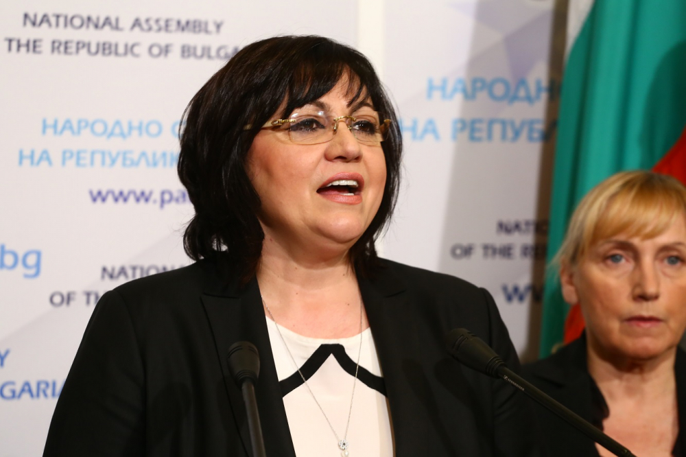 Нинова пусна във Фейсбук две снимки от парада и...