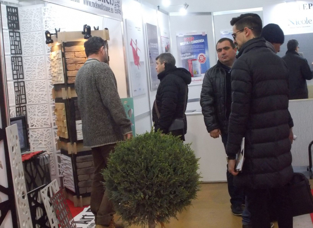 Шкафове без дръжки, 3D стени и каменен паркет на изложението за интериор „Дибла“