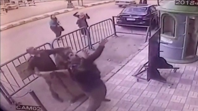 Уникално ВИДЕО! Вижте как полицаи хващат с ръце дете, полетяло от третия етаж 