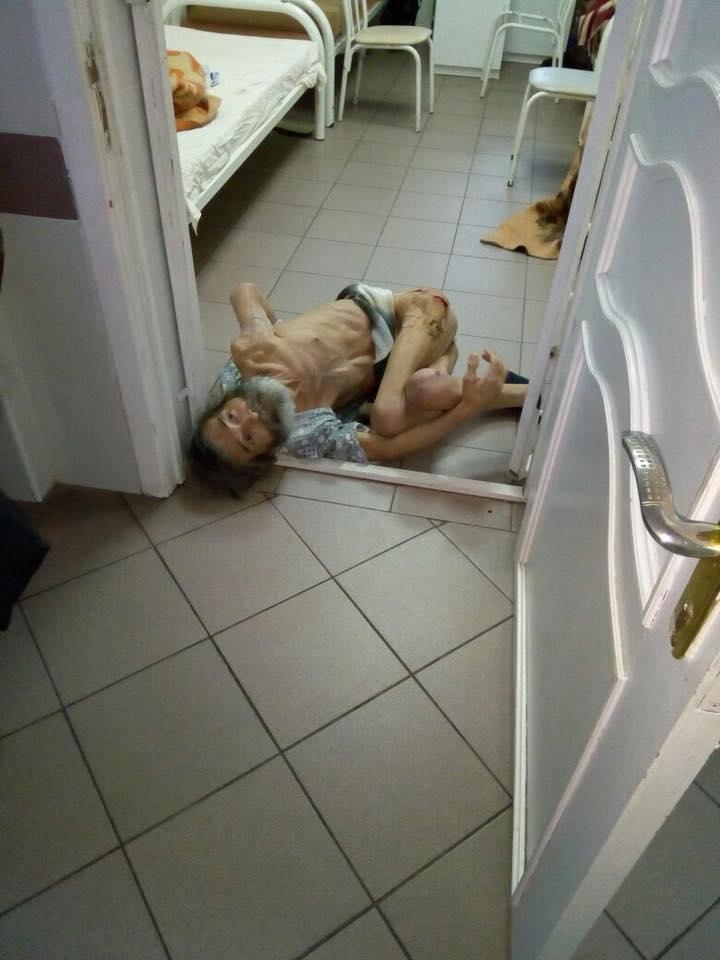 Жестока СНИМКА 18+ на безпомощен старец, лежащ на студения под в руска болница, взриви мрежата 