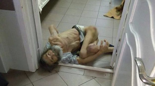 Жестока СНИМКА 18+ на безпомощен старец, лежащ на студения под в руска болница, взриви мрежата 