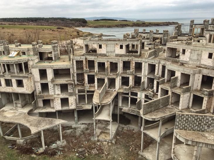 "Мъртвия град" край Царево: Историята на  зловещия "Коста дел Кроко", погребал милиони! (СНИМКИ)