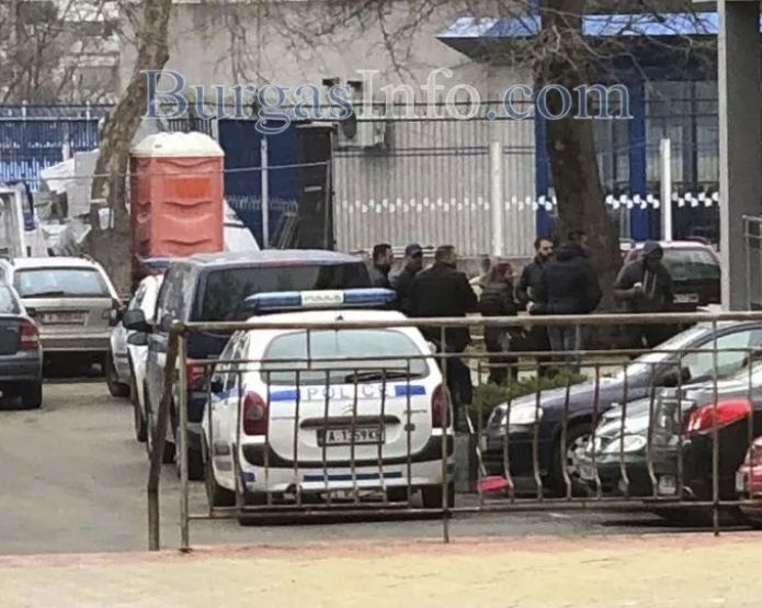 Роми блокираха бургаското Пето районно, ето какво се случва (СНИМКА)