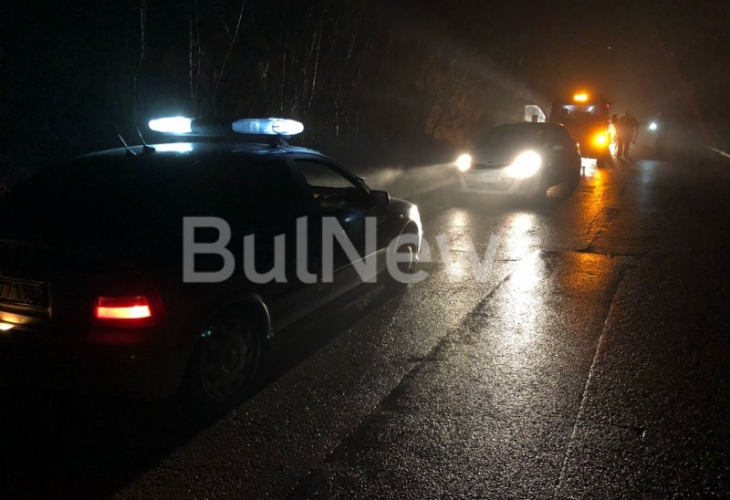 Среднощен екшън! Бизнес дама скочи на газта и смаза джипа си в скали край Враца (СНИМКИ)