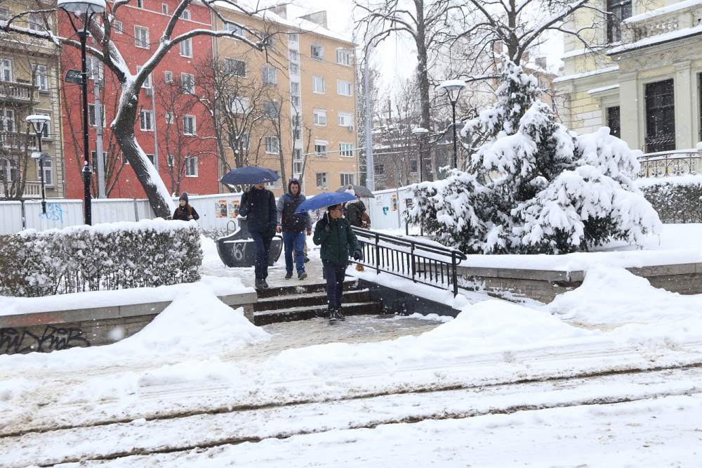 Снегът и студът сковаха България, но учениците ликуват!
