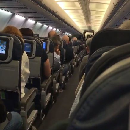 Писъци раздраха "Боинг 737-900" на United Airlines със 190 пътници на борда! (ВИДЕО)