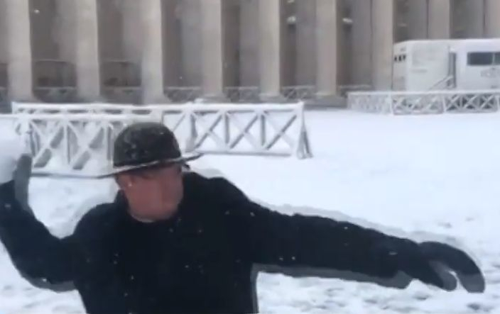Духовници във Ватикана си спретнаха бой... със снежни топки  (ВИДЕО)