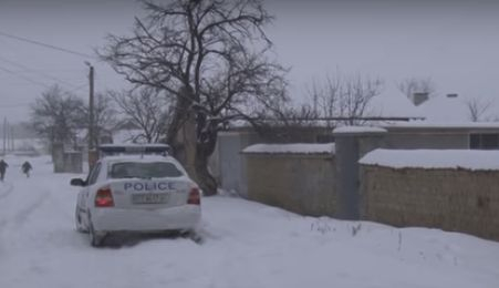 Пред дома на жената, нахапана от питбули, е като във филм на ужасите, капки кръв са оцветили в червено падналия сняг (СНИМКИ/ВИДЕО 18+)