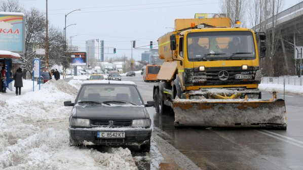 Вижте дали днес ще има смразяващи температури, къде учениците няма да учат и каква е зимната обстановка в цялата страна