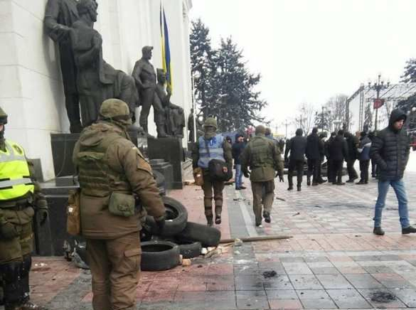 Боеве в Киев: Пред Радата вилнеят хора с бухалки, по полицаите летят камъни и гуми, има депутати в мелето (СНИМКИ/ВИДЕО)