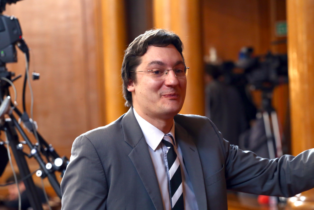 Нелеп гаф: Крум Зарков не разпозна текст от собствената си пиеса "Началникът"