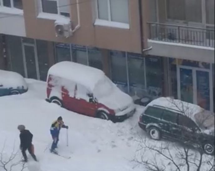 В Бургас преглътнаха снега и го обърнаха на забава: Какво Банско? Купонът е в бургаския "Меден рудник"! (СНИМКИ/ВИДЕО)