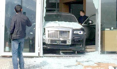 С Rolls-Royce през витрината (СНИМКИ/ВИДЕО)