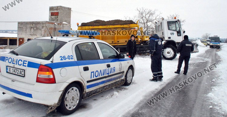 Ужас на пътя: Училищен автобус закъса в преспите в Хасковско, 3 часа не могат да спасят децата от снежния капан (СНИМКИ/ВИДЕО)
