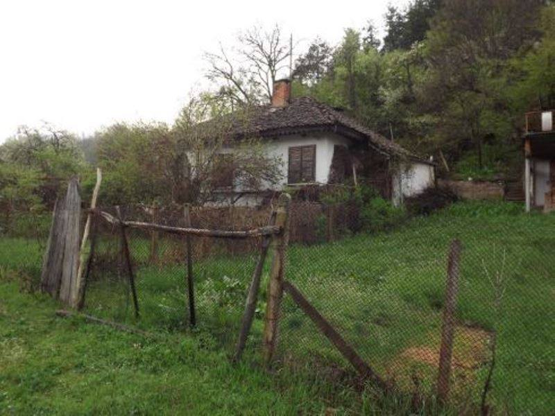 Тъжни СНИМКИ показват как изглеждат днес повечето села в България