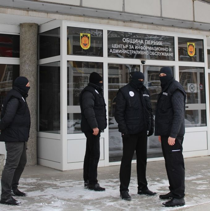 Първи СНИМКИ и ексклузивни разкрития от зрелищната антикорупционна акция, разтърсила Перник по ранна доба 