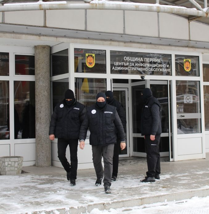 Първи СНИМКИ и ексклузивни разкрития от зрелищната антикорупционна акция, разтърсила Перник по ранна доба 