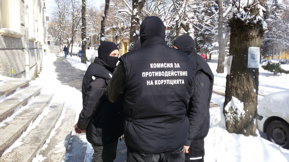 Първи СНИМКИ и ексклузивни разкрития от зрелищната антикорупционна акция, разтърсила Перник по ранна доба 