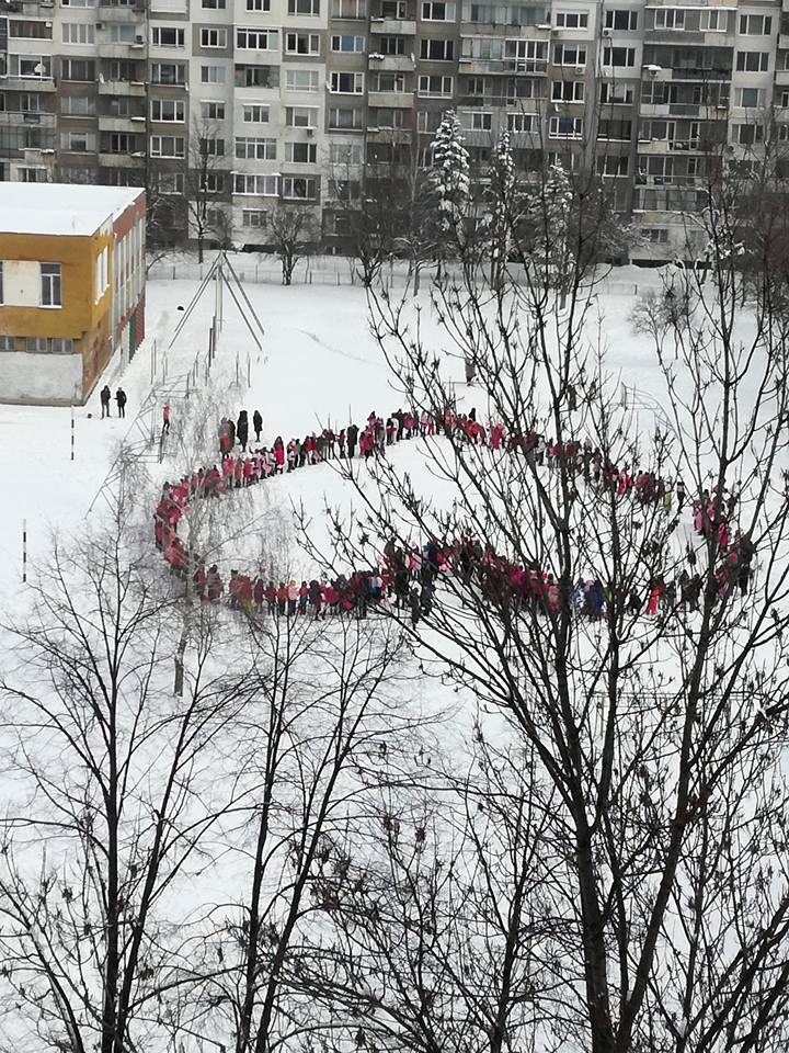 Накараха всички деца в столично училище да се облекат в розово, а причината ще ви смае... (СНИМКИ)