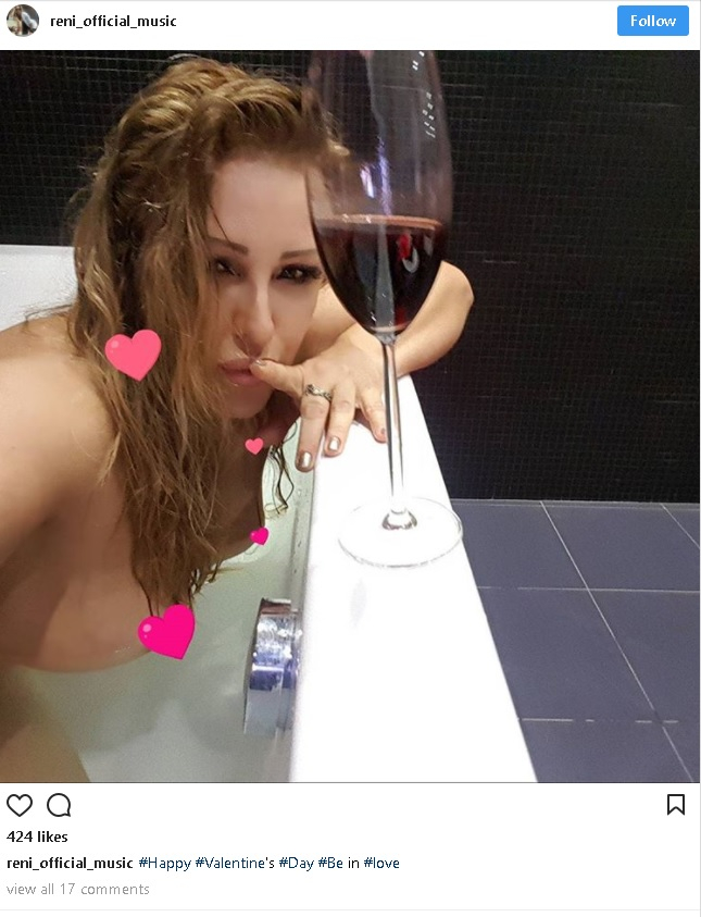 Рени се изтипоса мокра, разголена и само по цици (СНИМКА 18+)