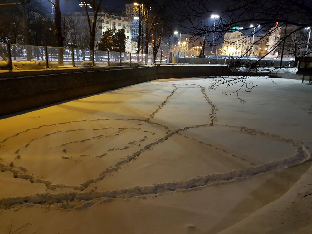 Палавници в студа! Няма да повярвате какво "изрисуваха" върху заснеженото езеро "Ариана" (СНИМКА)