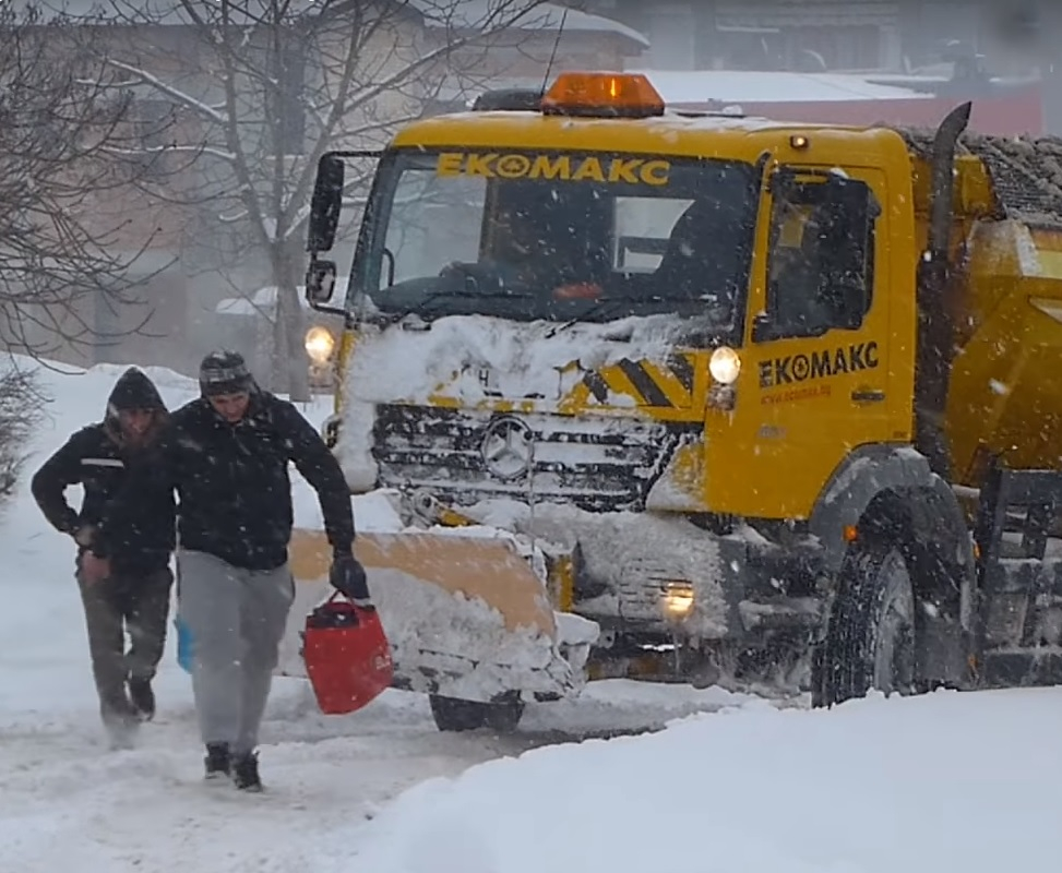 Уникално! Снегорин закъса в преспите в Шумен (ВИДЕО)