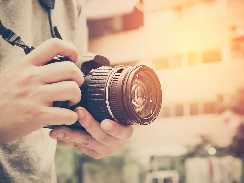 Осъдиха варненски фотограф, който се маскирал на воайор на плажа, за порнография 