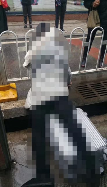 Ужасяваща и нелепа смърт: Момиче падна на ограда, заклещи си врата в нея и бавно се задуши (СНИМКИ 18+)