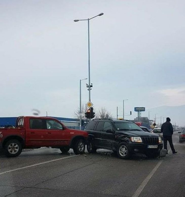 "Леден дъжд" сътвори верижно меле в Пловдив, опасност дебне от всякъде (СНИМКИ)
