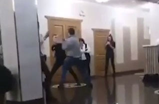 Куриозно ВИДЕО: Мъж се нахвърли върху охрана и опита да развали концерт на Бузова 