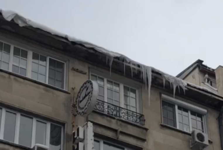 Смъртоносна опасност срещу Съдебната палата в София (ВИДЕО)