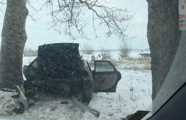 Зверско меле на изхода на Пазарджик! Черна кола е смачкана до неузнаваемост след сблъсък с джип (СНИМКИ)