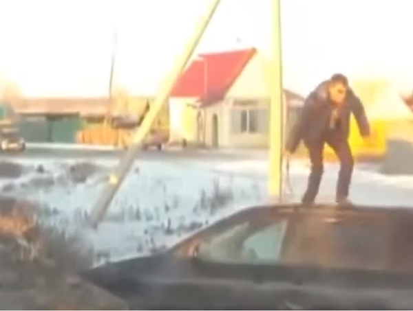 Нагъл джигит скочи да коли друг шофьор с нож, но вторият извади лопата и ... (ВИДЕО)