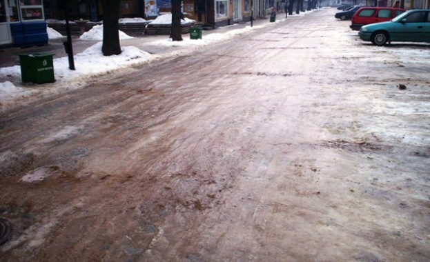 Става страшно! Задават се поледици в 18 области през нощта и в събота